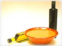 Gazpacho andaluz y aceite de oliva virgen extra.