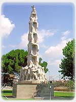El Vendrell, monumento a los Castellers.